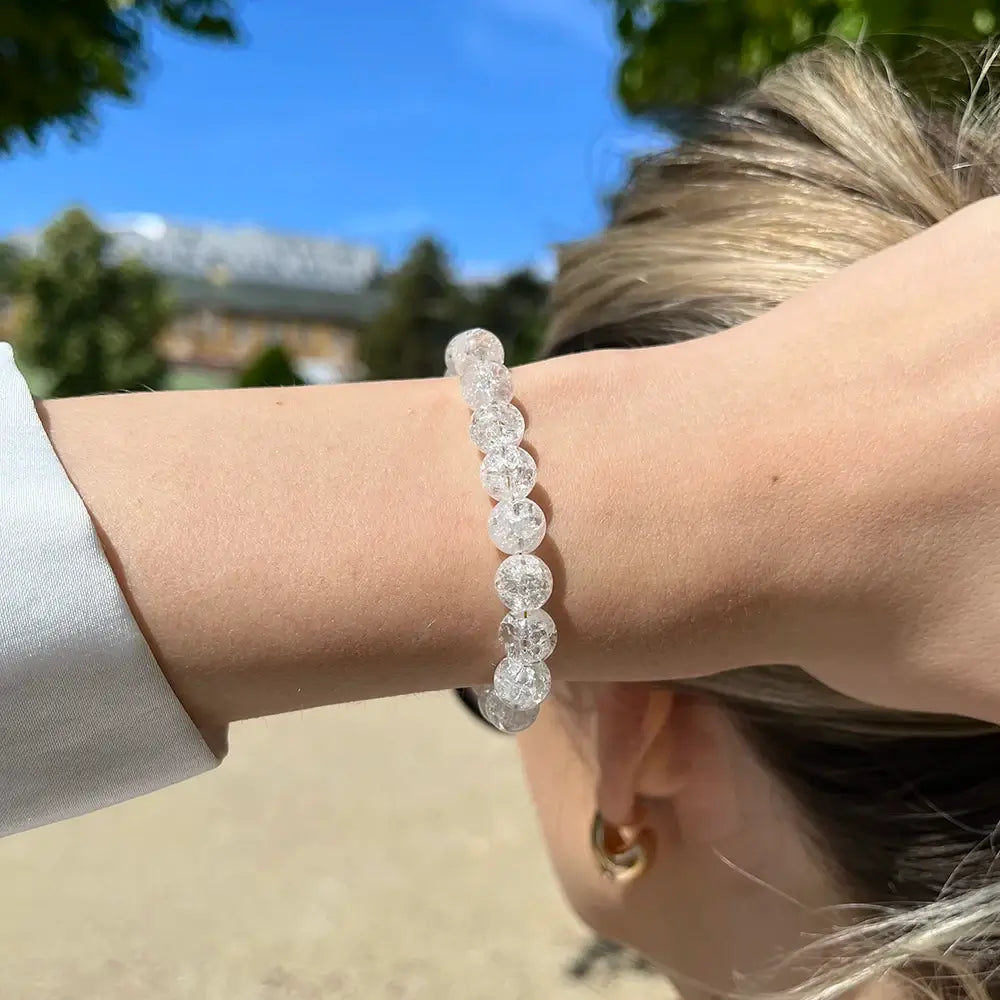 Elegantný dámsky náramok Ice Crystal z popraskaného krištáľu na ruke. Luxusný doplnok pre každú príležitosť.